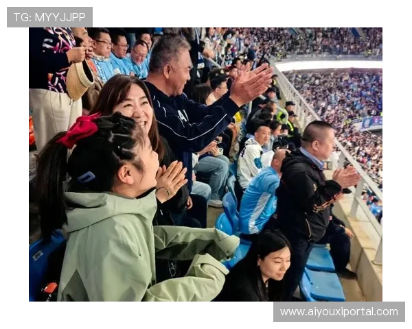 德比战中的温情一幕:双方球迷共同鼓掌致敬患病小球迷 德比战中的温情一幕:双方球迷共同鼓掌致敬患病小球迷